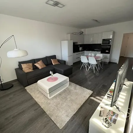 Soukromy Byt 2+Kk S Balkonem A Parkovanim Znojmo Exterior photo