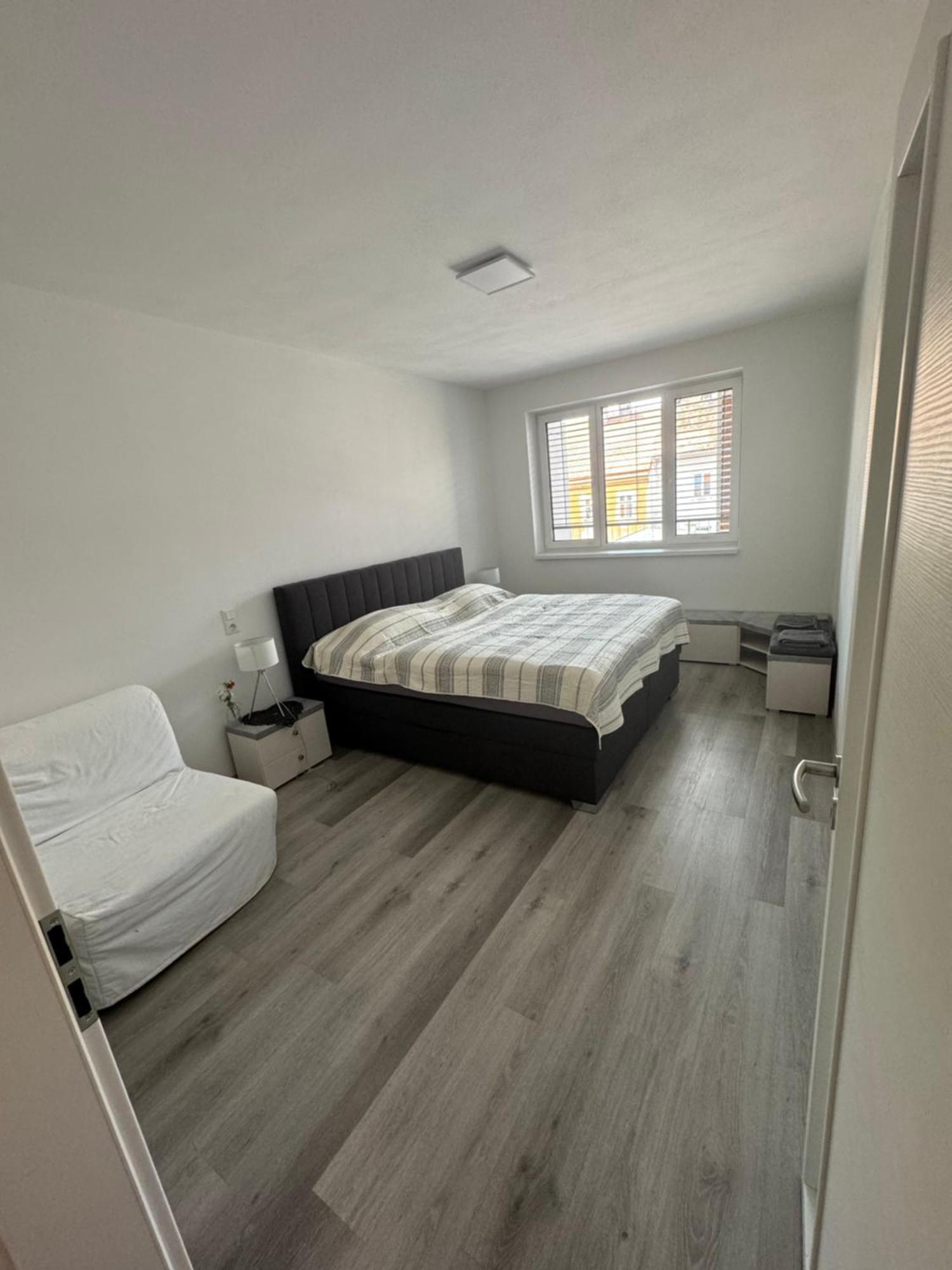 Apartment Soukromy 2+kk S Balkonem A Parkovanim