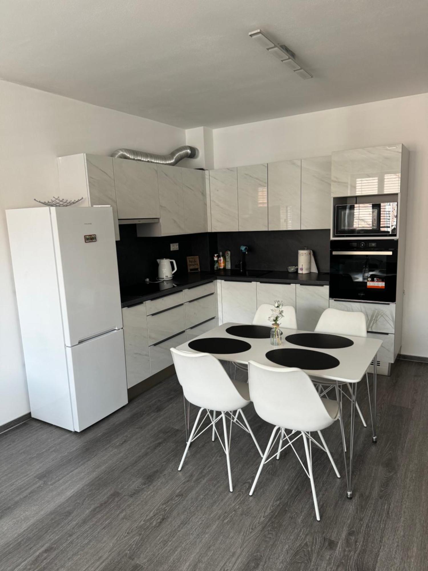 Soukromy 2+kk S Balkonem A Parkovanim Apartment *
